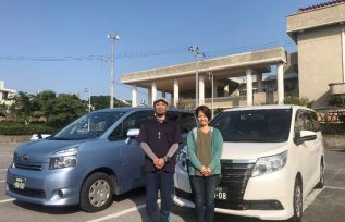 介護車両とスタッフ