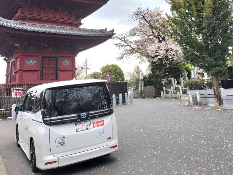 介護車両ヴォクシーと五重塔