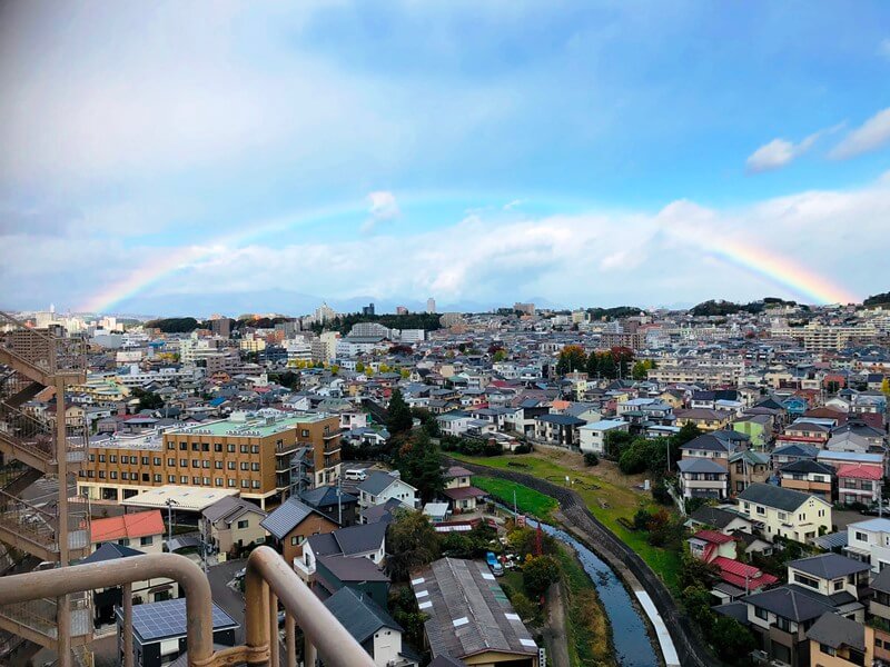 街と虹