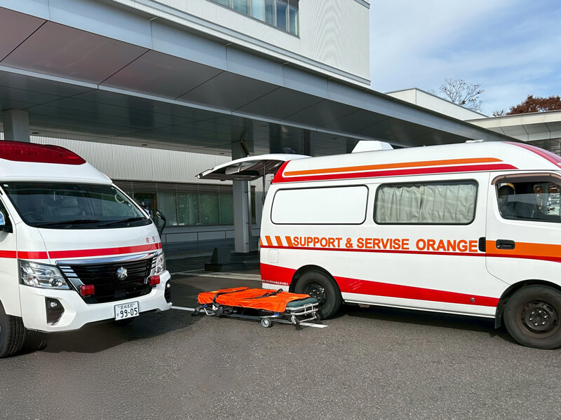 救急車とオレンジの救急車仕様車