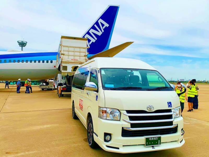 介護車両ハイエースと飛行機