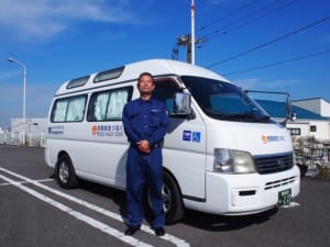 民間救急つなぐ浜田さんとタクシー車両