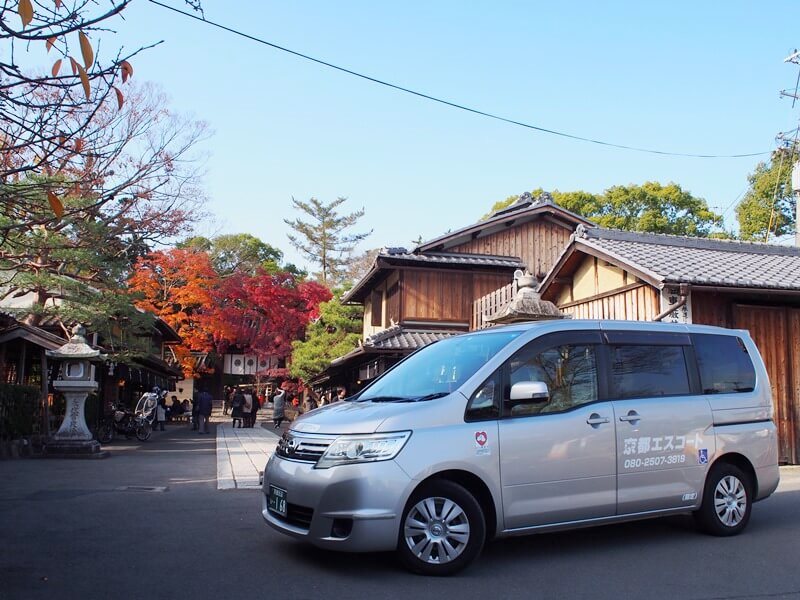 今宮神社をバック駐車したセレナ