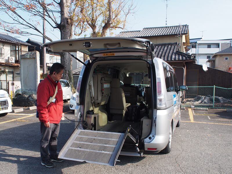 セレナの電動スロープ