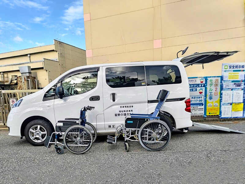 バネットと車いす2台