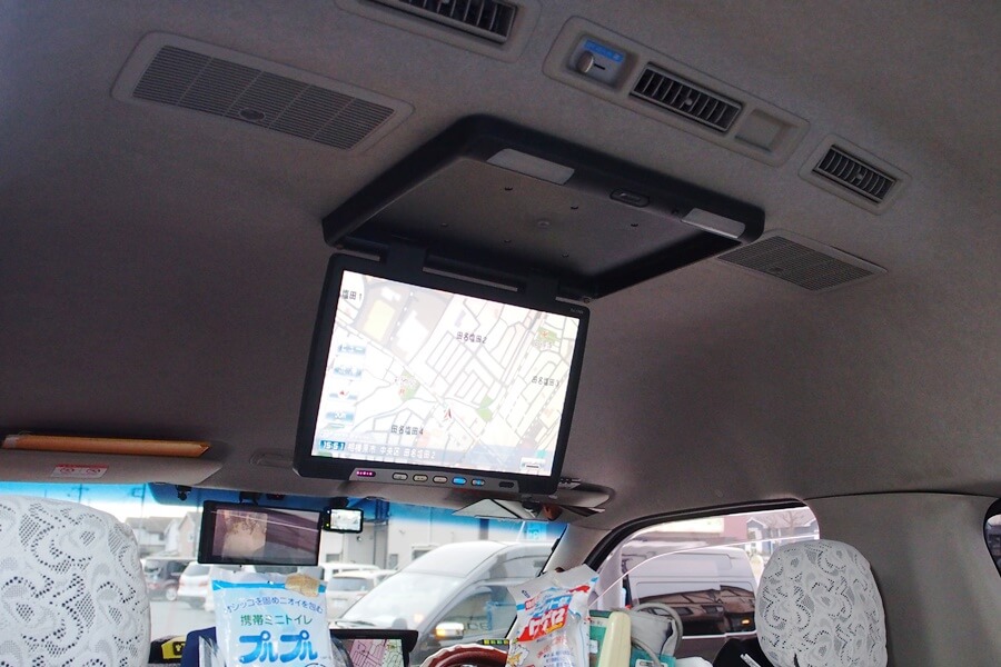車内の大画面モニター
