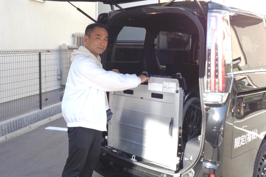 介護車両エスクァイアのスロープを操作する山崎さん