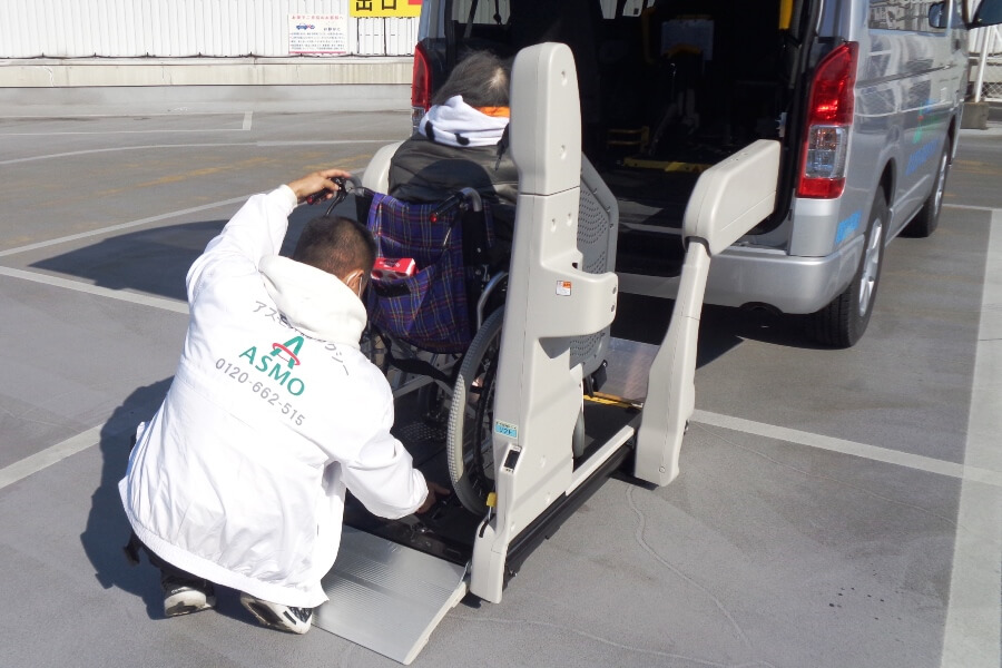 車いす乗降中