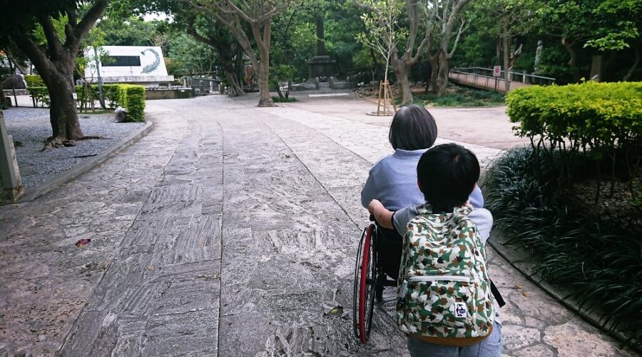 ひめゆりの塔に向かう子供と車椅子ユーザー