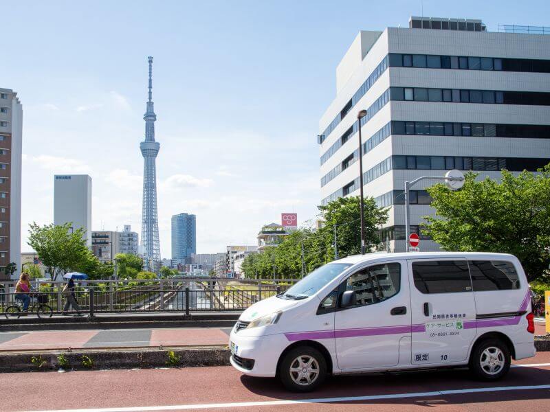 スカイツリーと介護車両バネット