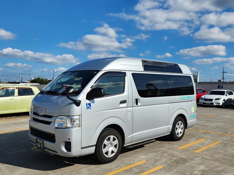 介護車両ハイエース全景