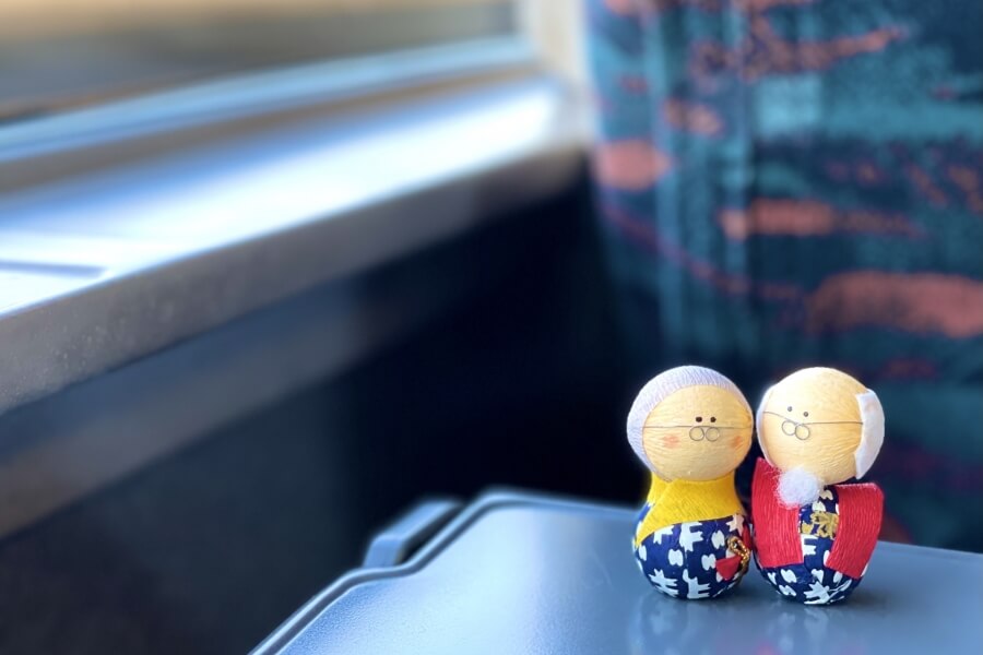 老夫婦の人形と新幹線の車内