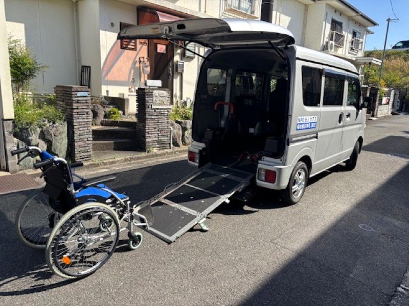 介護車両エブリイスロープと車いす
