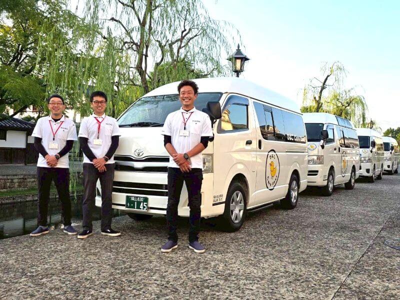 介護車両4台とスタッフ3名