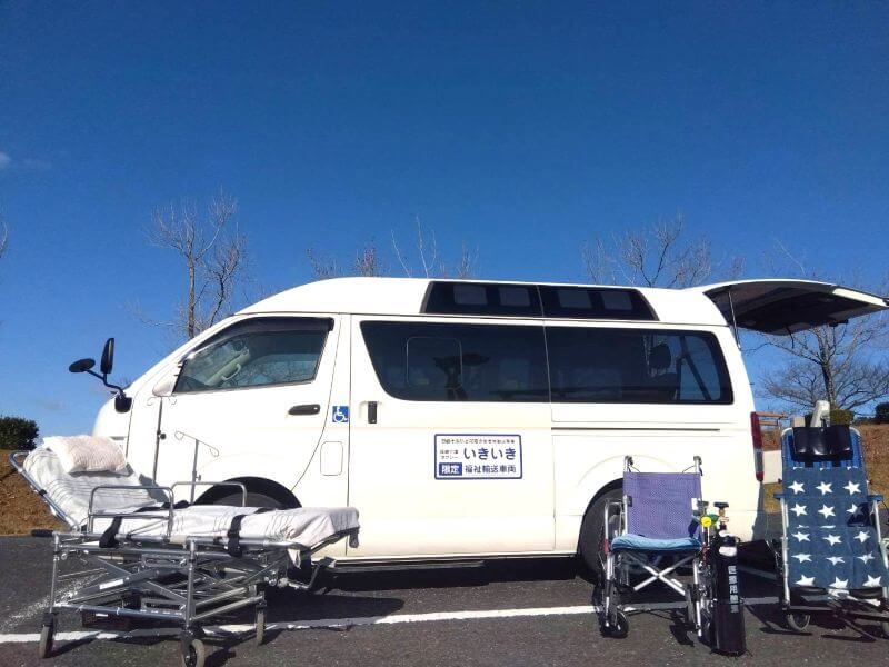 介護車両ハイエースと車いす・リクライニング車いす・ストレッチャー