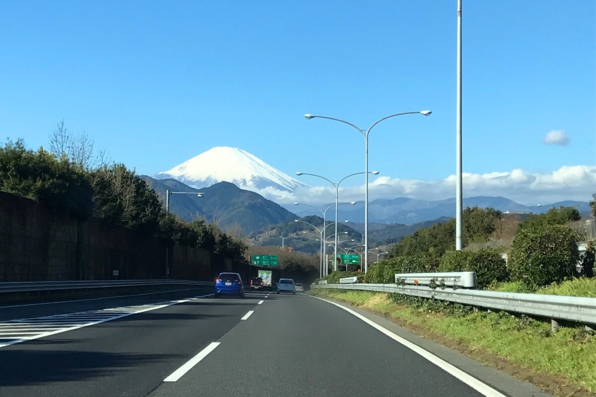 高速道路と富士山