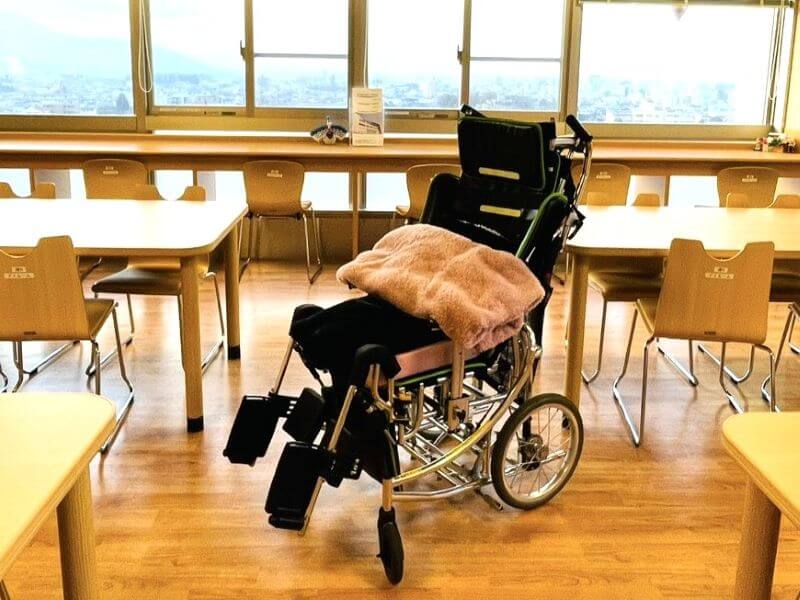 リクライニング車いす
