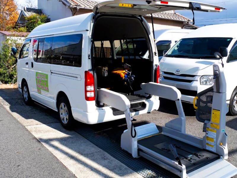 介護車両ハイエースリフト