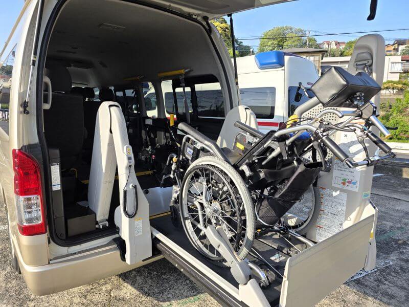 介護車両ハイエース車いす乗降