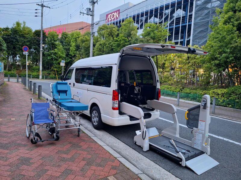 介護車両ハイエースリフトと車いすとストレッチャー