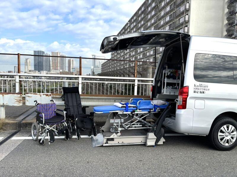 介護車両キャラバンと車いす・リクライニング車いす・ストレッチャー