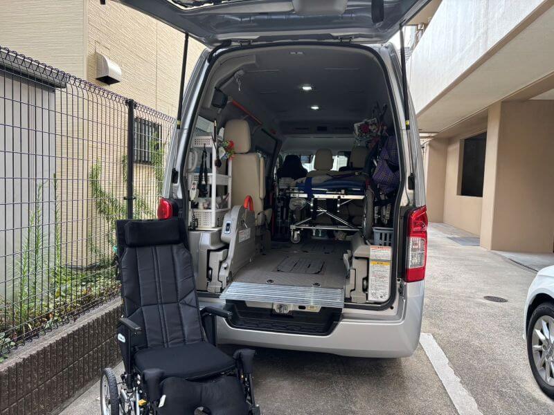 介護車両キャラバン後部とリクライニング車いす
