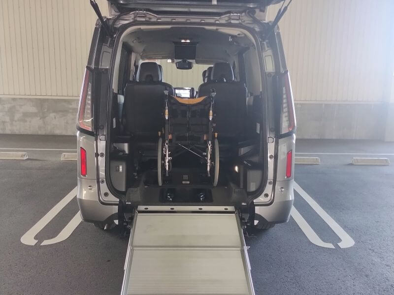 介護車両セレナ後部スロープ