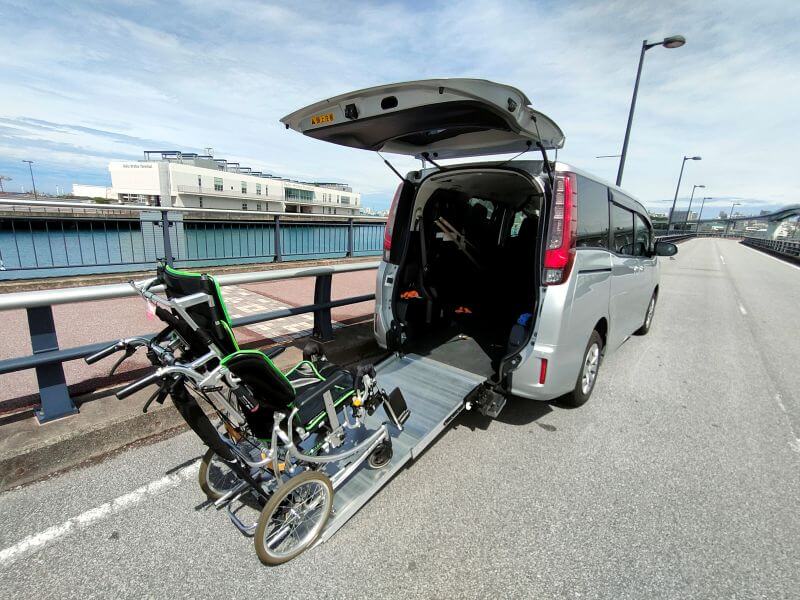 介護車両ノアとリクライニング車いす