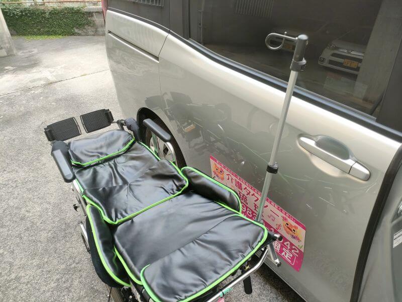 リクライニング車いす