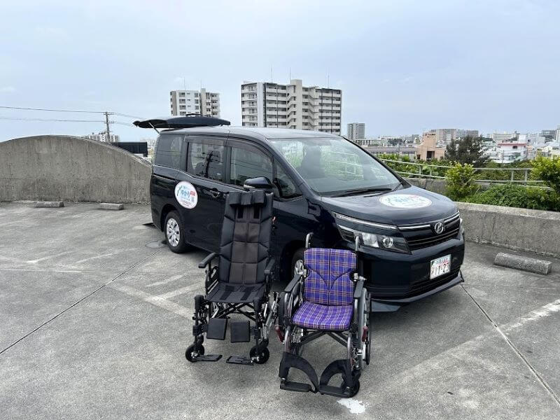 介護車両ヴォクシーと車いす・リクライニング車いす