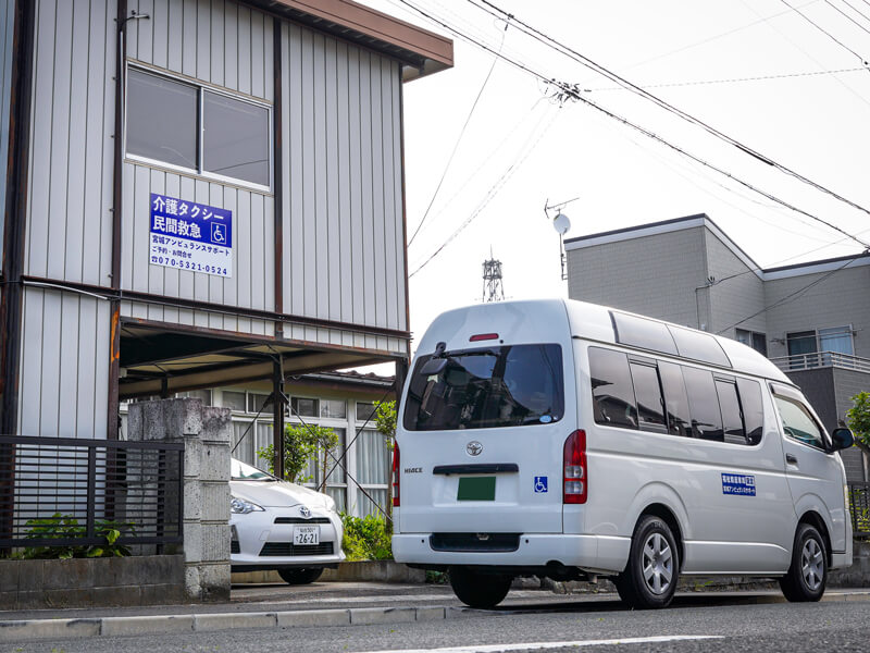 社屋と介護車両ハイエース