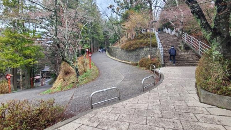 沖縄観光地の坂道と階段