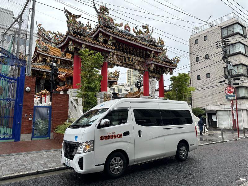 横浜中華街と介護車両キャラバン