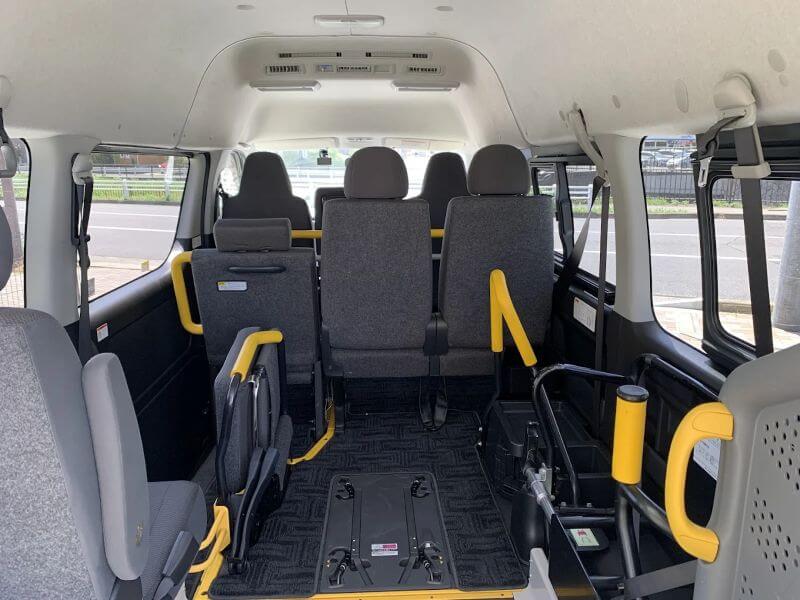 介護車両ハイエース車内