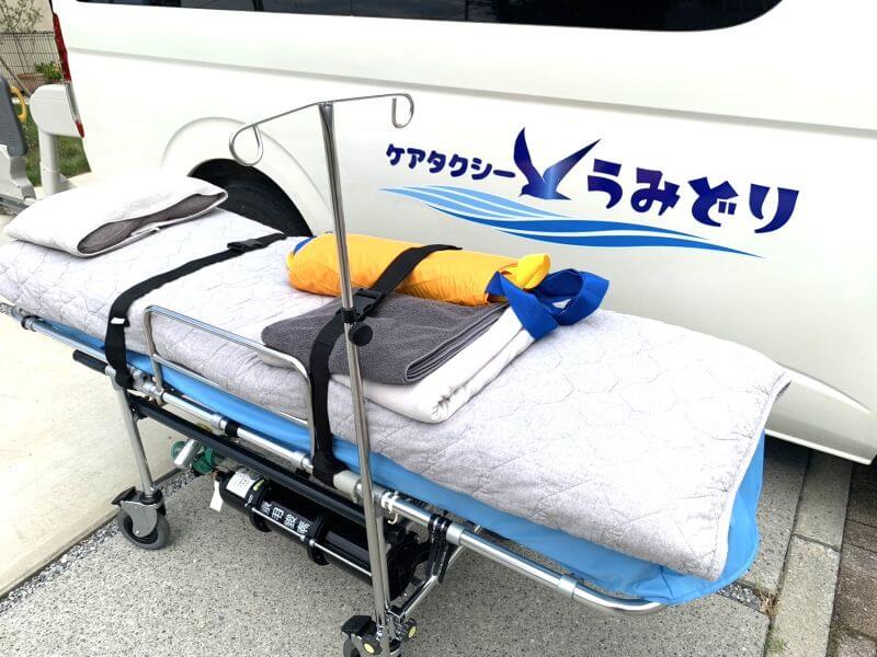 車体ロゴとストレッチャー