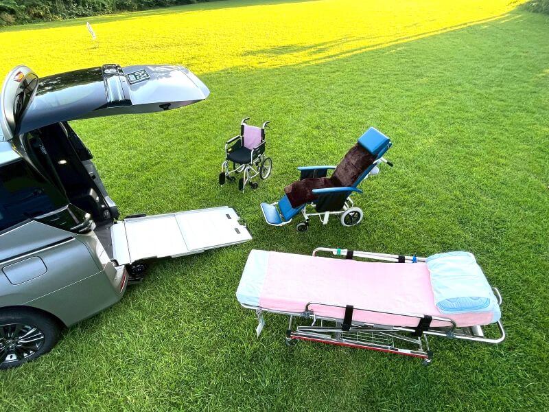 介護車両ヴォクシーと車いす・リクライニング車いす・ストレッチャー