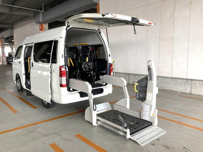 介護車両ハイエースリフト