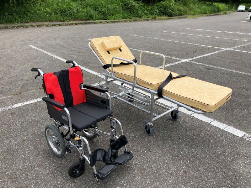 車いすとストレッチャー