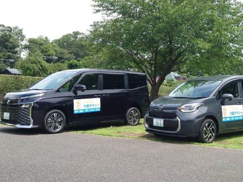 介護車両ヴォクシーとシエンタ