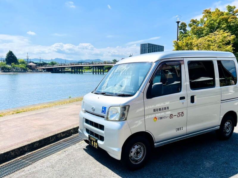 車体ロゴが見える介護車両ハイゼット