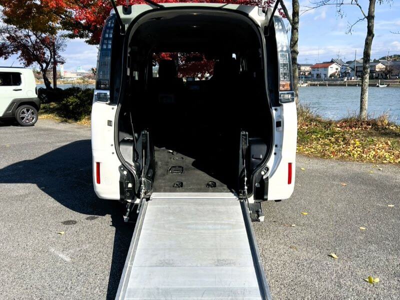 介護車両ヴォクシースロープ