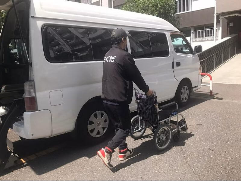 車いすを押すスタッフ