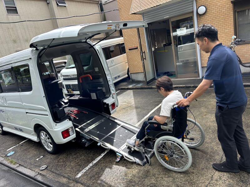 車いす介助中