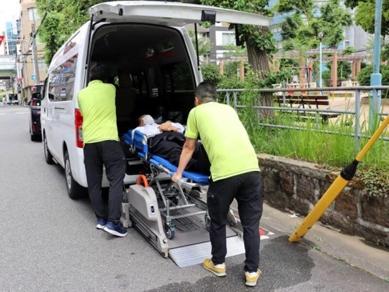 ストレッチャー乗降介助