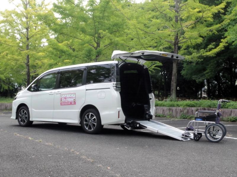 介護車両ヴォクシーと車いす