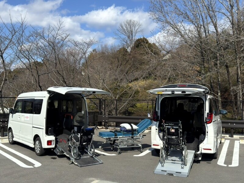 介護車両ノアとエブリイ、車いす乗降中とストレッチャー