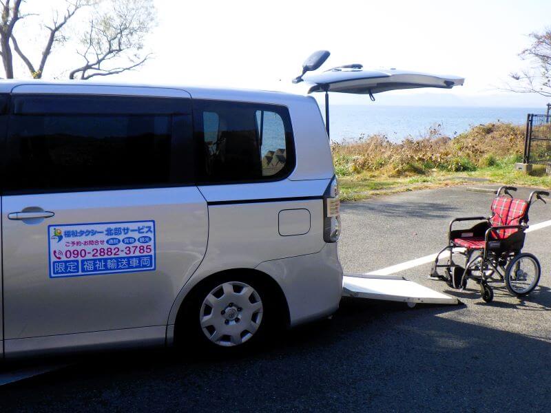 介護車両ヴォクシー左側スロープとリクライニング車いす