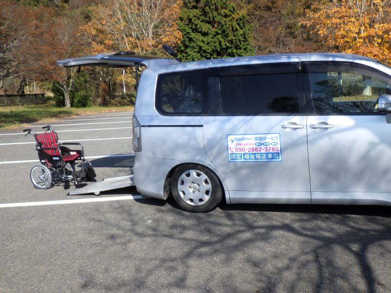 介護車両ヴォクシー右側スロープとリクライニング車いす