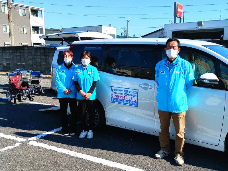 ドライバー遠藤さんと女性スタッフ2名