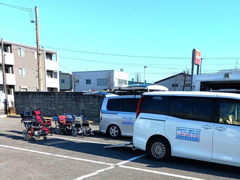 介護車両ヴォクシーとノアスロープと車いす・リクライニング車いす・ストレッチャー